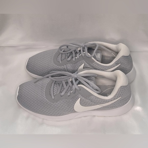 Grey Nike Women's Tanjun Running Shoe - Picture 3 of 9